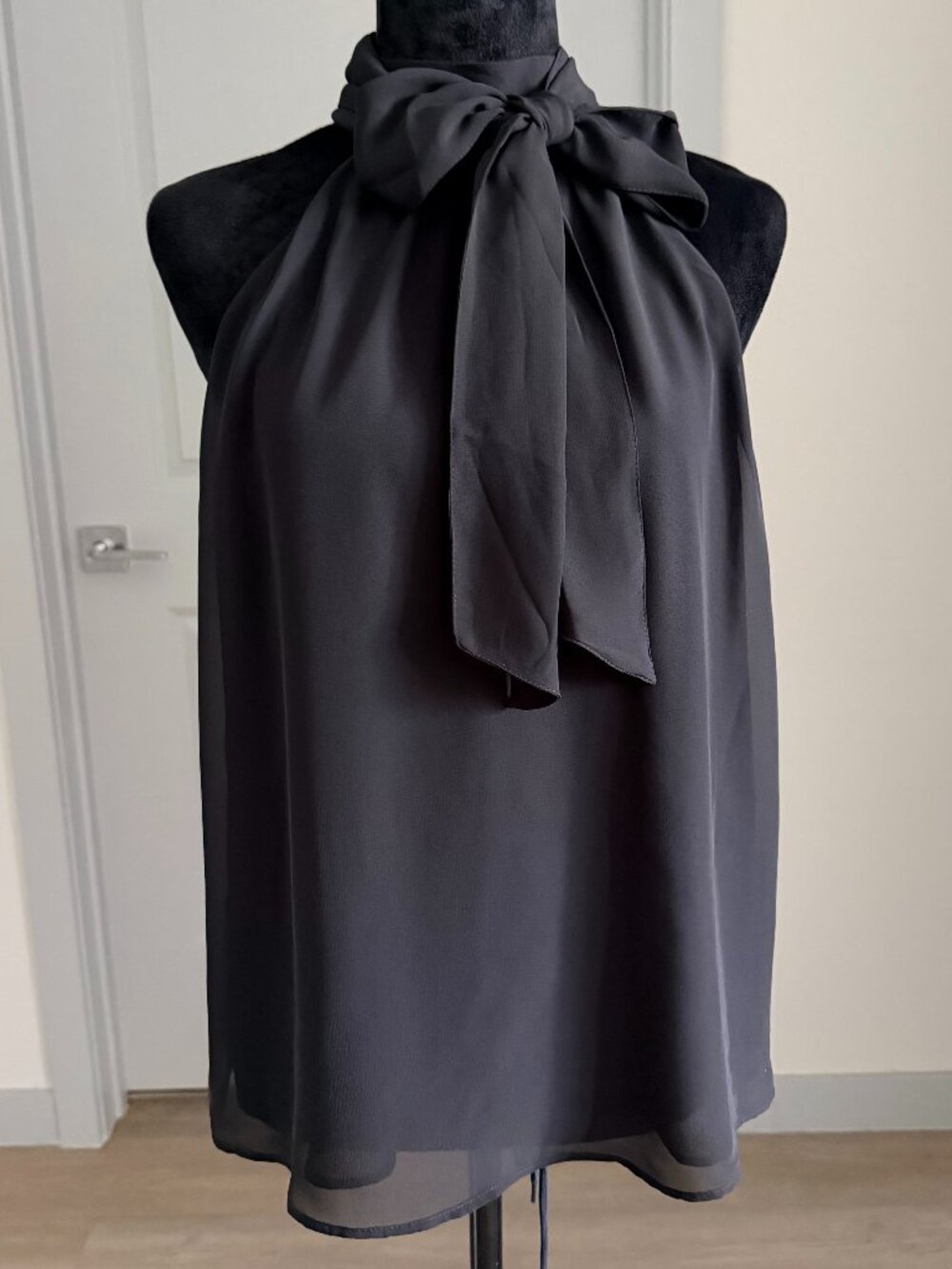 NWT Express Size M Black Mock Bow Tie Sleeveless Blouse Business Cocktail Flowy